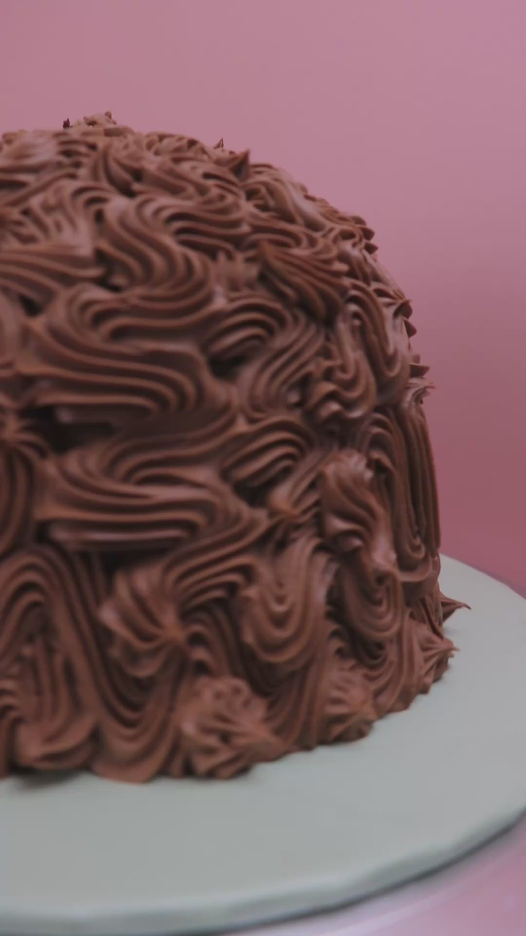 Video of a Mint chocolate dome cake with piped chocolate buttercream design, Swirl piped chocolate dome cake with mint buttercream filling, Dome-shaped chocolate cake with rich buttercream texture made by Cakeasion in Uxbridge.